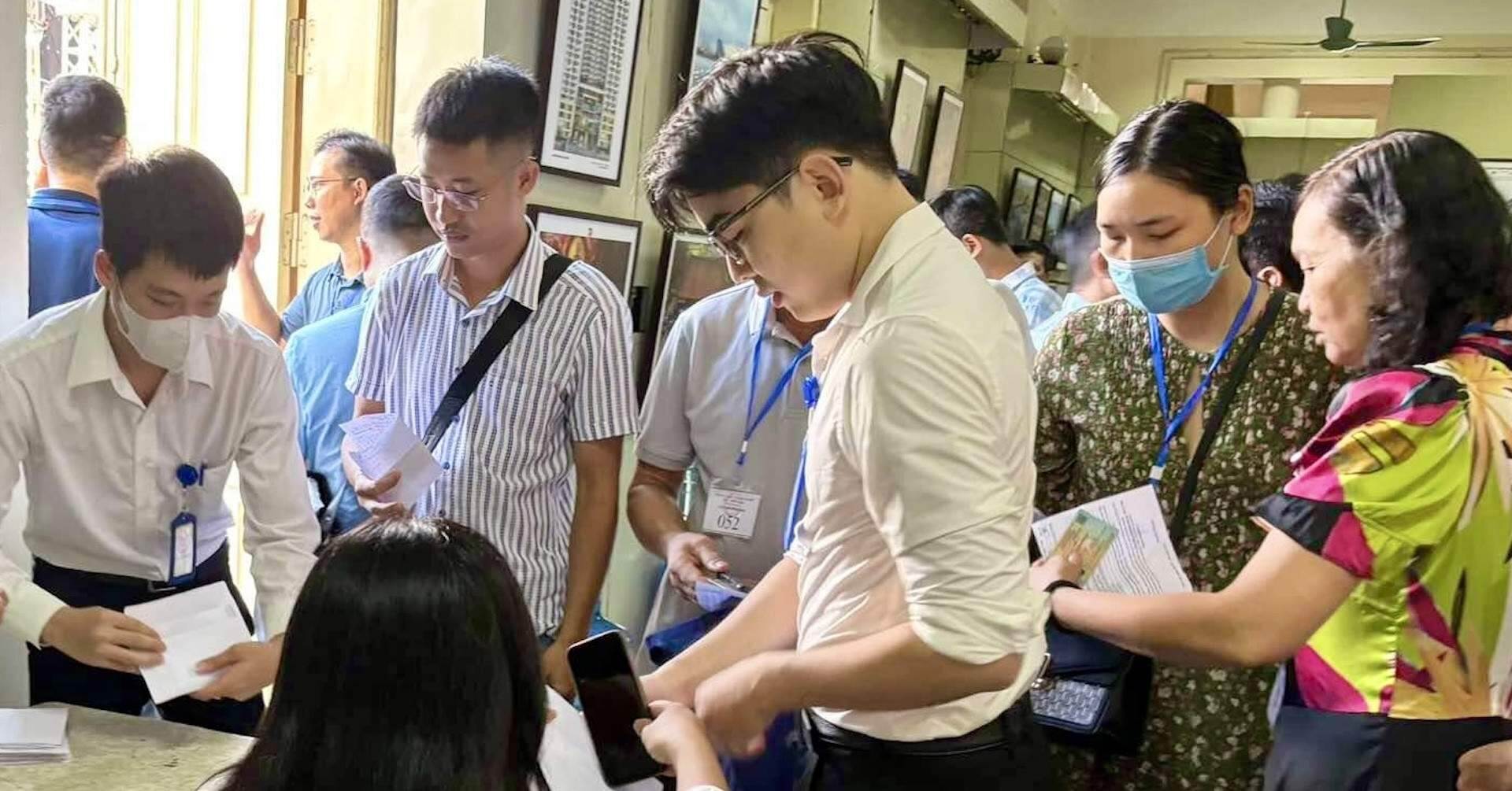 27 thửa đất ‘lên sàn’, nhà đầu tư mang cơm, ruốc… sẵn sàng đấu xuyên đêm