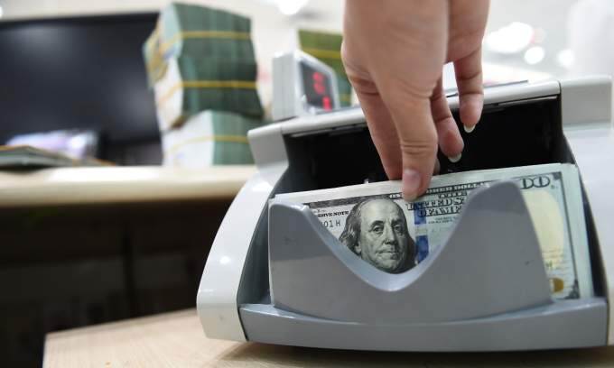 Dollar dips against dong on black market
