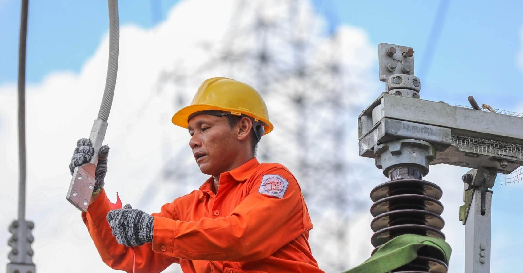 Chỉ đạo mới về điều hành giá điện, tăng nhập điện từ Trung Quốc