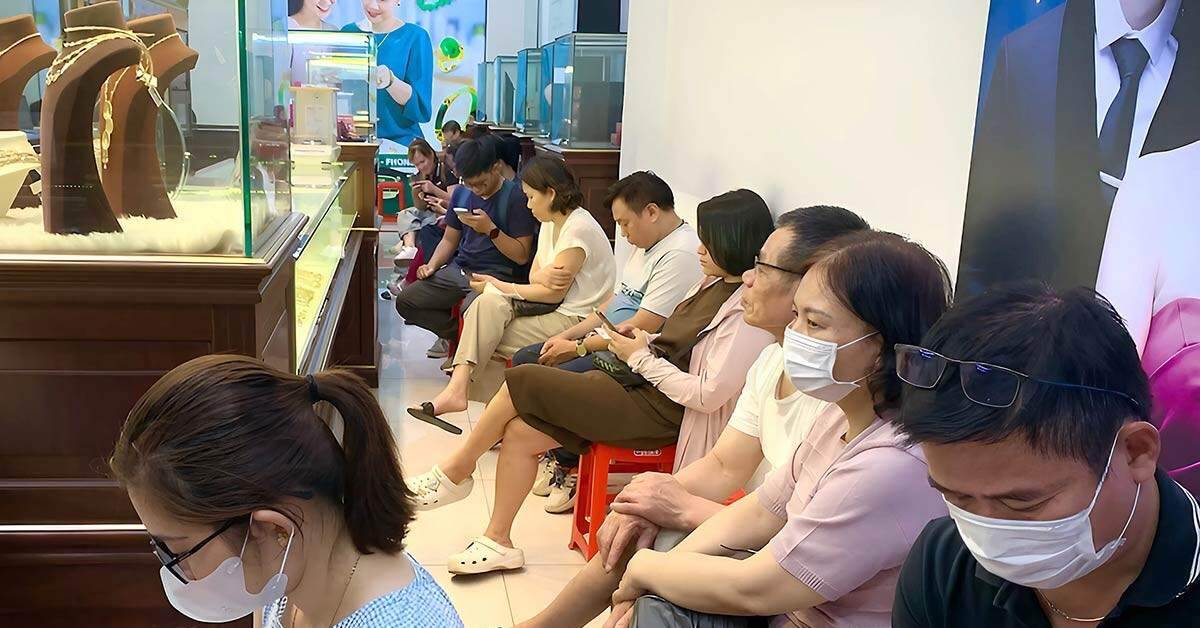 Đến tiệm vàng vẫn muốn bán ‘trao tay’ vì sợ lỗ thêm; có điện không dám xem tivi