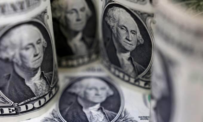 Dollar declines against dong on black market