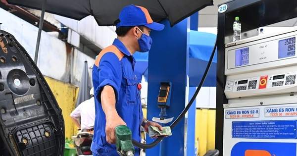 Giá dầu thô trượt dài xuống đáy, xăng dầu trong nước hưởng lợi