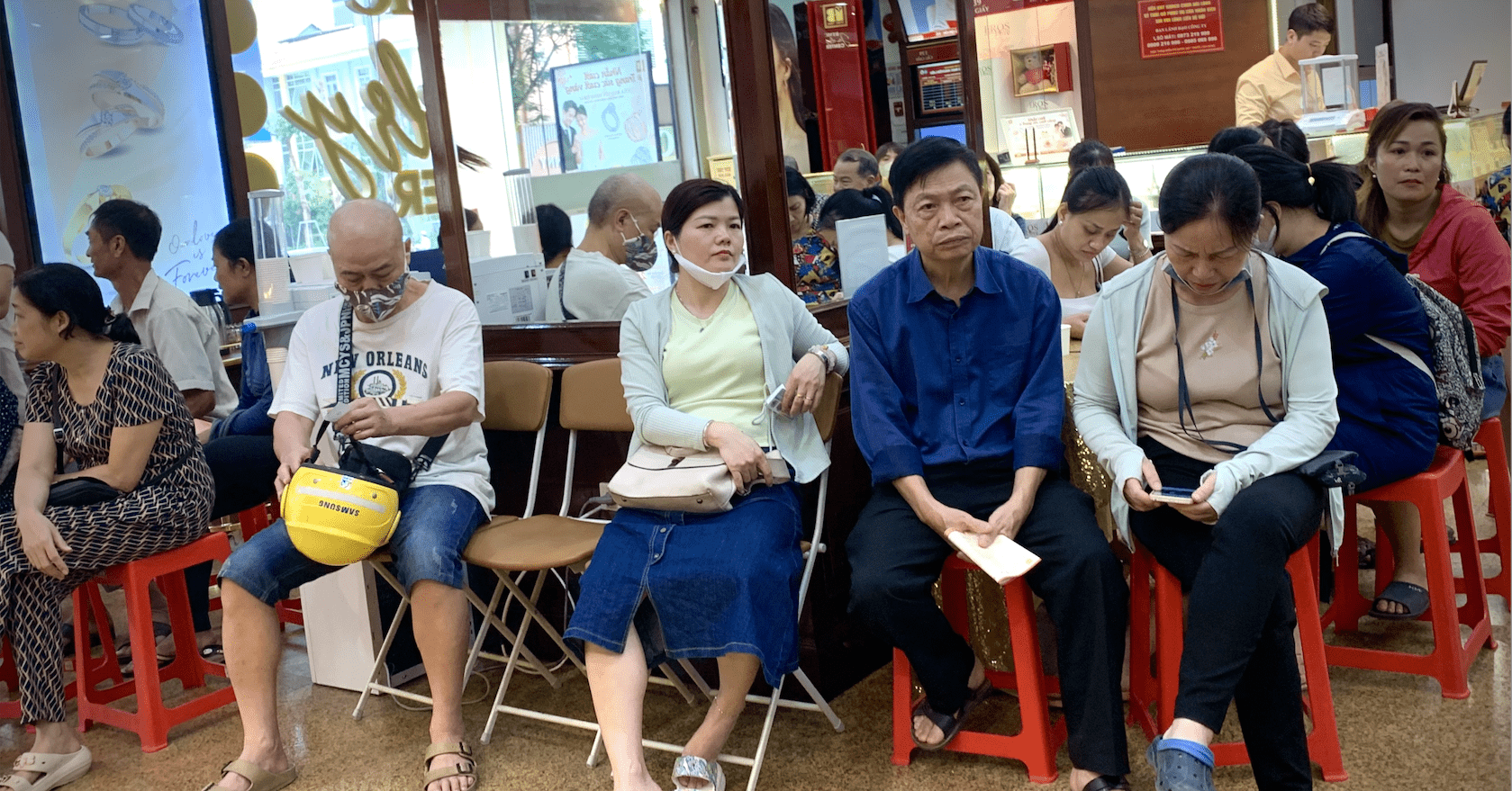 Hết lượt lấy số vào tiệm, khách ‘ngã’ vào giao dịch vàng bên ngoài