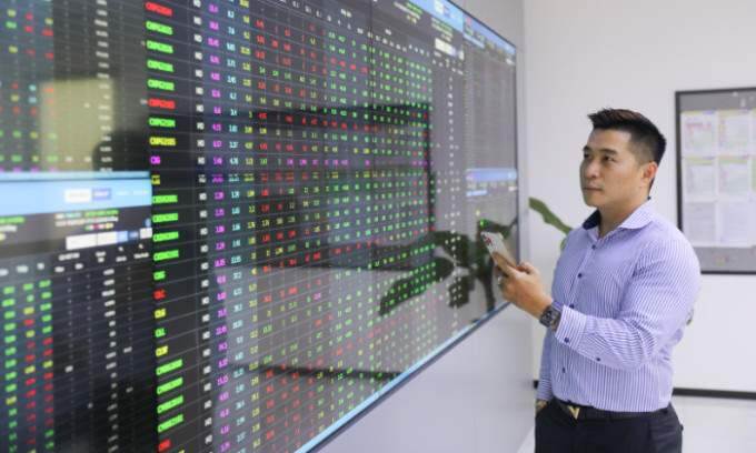 Stocks stuck at 1,240 points