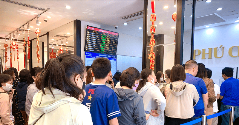 Tiệm vàng bán hàng kiểu ‘đá bóng’, khách chạy qua chạy lại như con thoi