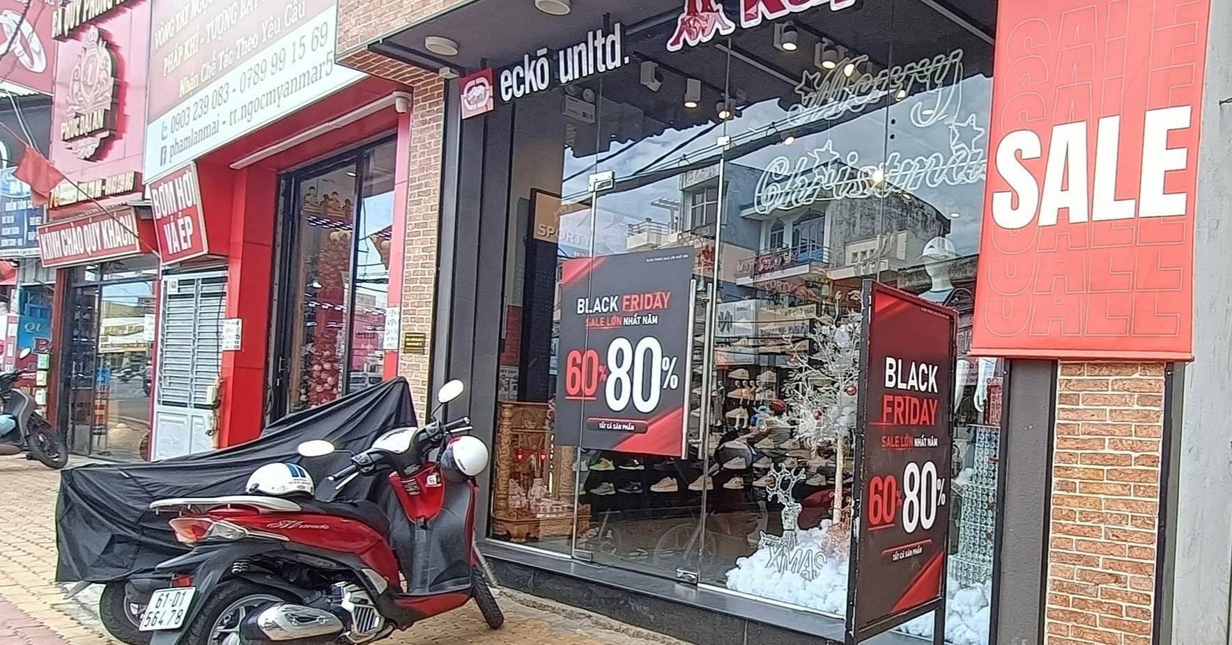 Vắng khách ngày ‘sale sập sàn’ Black Friday ở TPHCM Vắng khách ngày ‘sale sập sàn’ Black Friday ở TPHCM