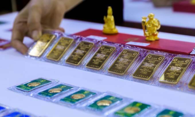 Vietnam gold prices rise as global rates surge