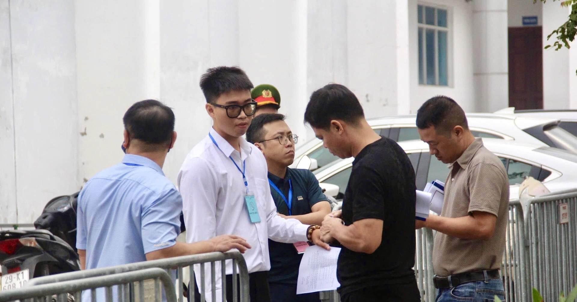 Đưa cả gia đình đi đấu giá 20 lô đất ở Hoài Đức, giá trúng dự kiến hơn 100 triệu