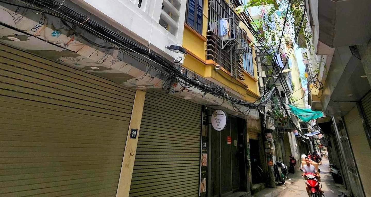 Giữa cơn sốt, tân trang nhà nứt thấm hét giá cao chót vót