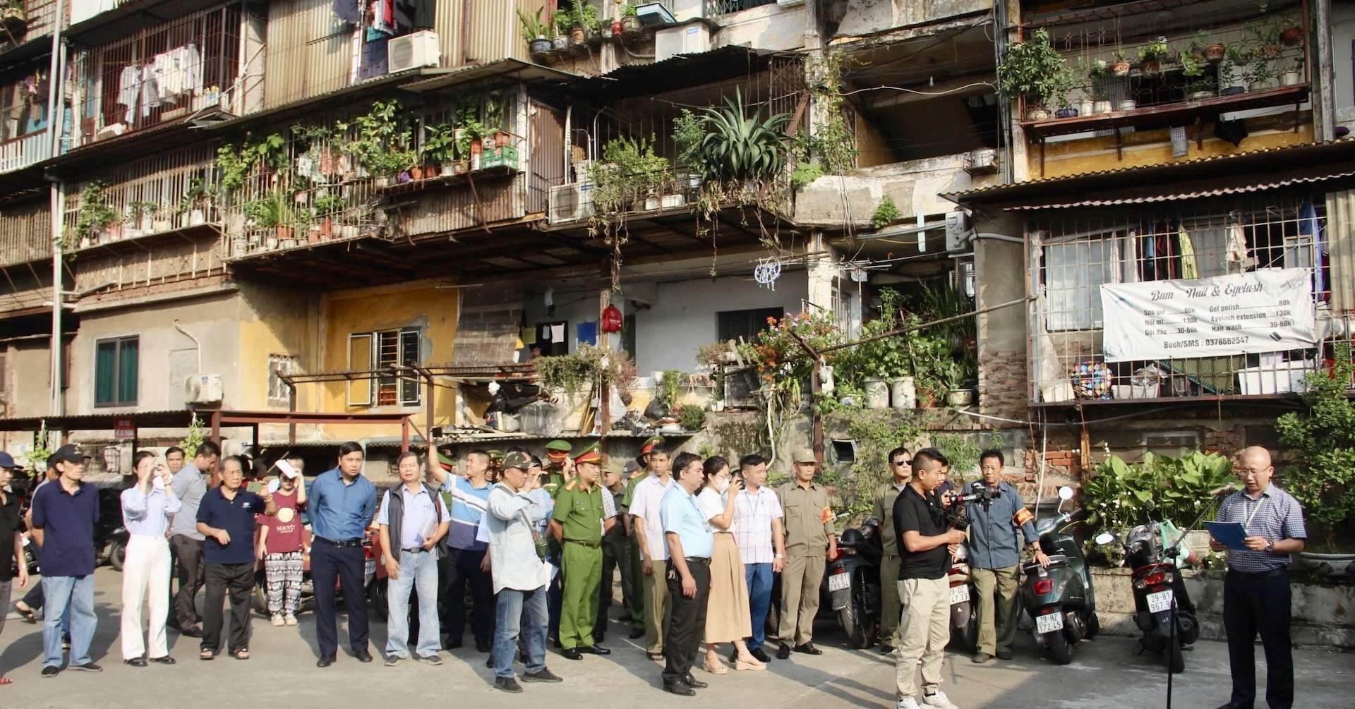 Hà Nội cưỡng chế di chuyển trạm biến áp máy phát điện trên đất vàng Ngọc Khánh Hà Nội cưỡng chế di chuyển trạm biến áp máy phát điện trên đất vàng Ngọc Khánh