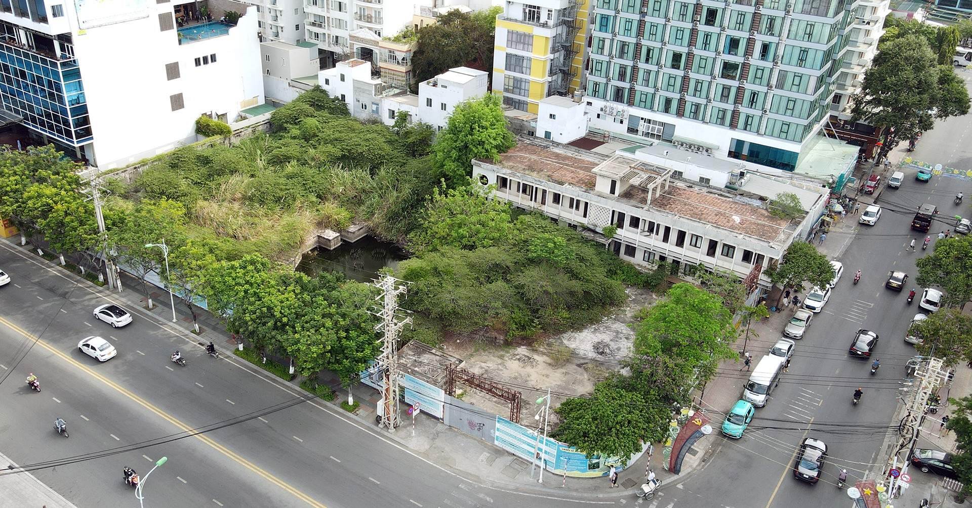 Loạt khu ‘đất vàng’ ven biển Nha Trang bỏ hoang, đầy cỏ dại nhìn từ trên cao