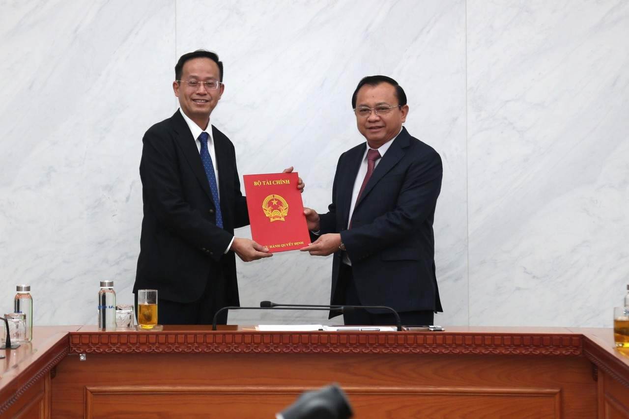 Bộ Tài chính công bố trao quyết định điều động bổ nhiệm 2 lãnh đạo cấp cục vụ