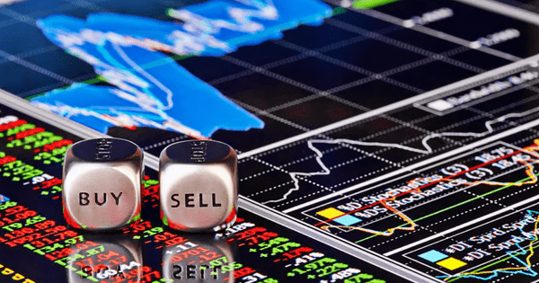 P/E thị trường chứng khoán ở mức đáy, nhà đầu tư nên làm gì?