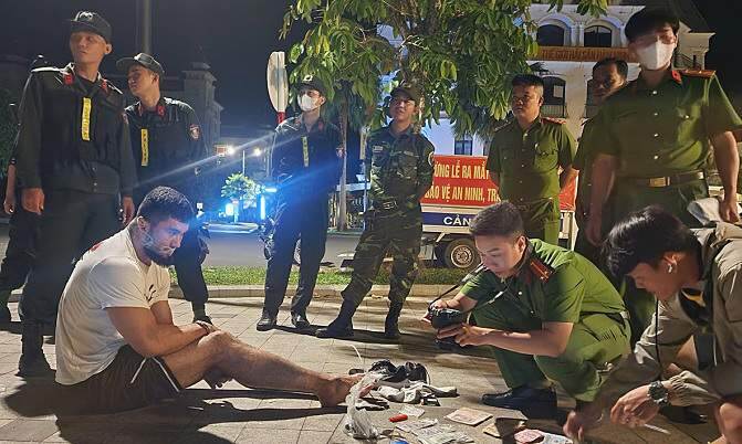 3 Uzbeks arrested in Phu Quoc island for cheating people with fake dollar bills