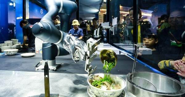 Công ty đứng sau robot nấu phở ‘thành thục’ từ trần phở, thêm thịt, thêm gia vị, hành… đến chan nước dùng