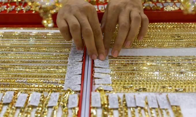 Gold price hits 5-week low