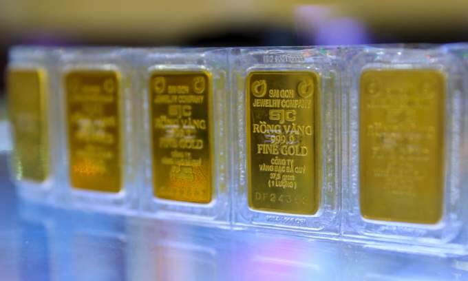 Gold prices slide amid global rally