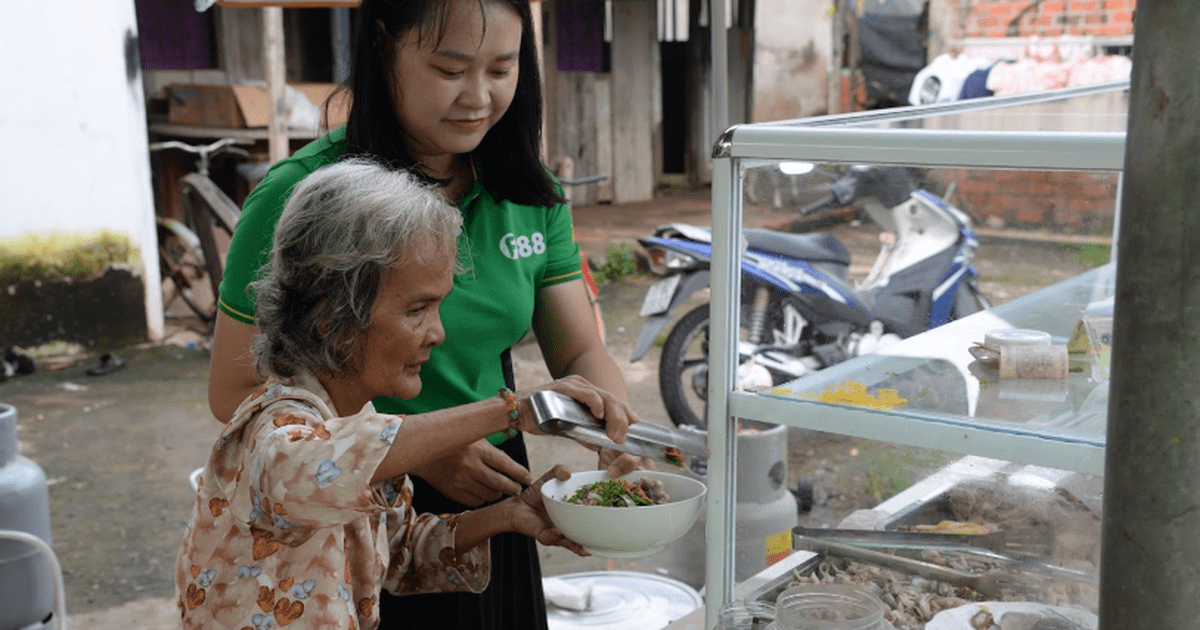 Quán hủ tíu ven đường của người phụ nữ nặng 27kg