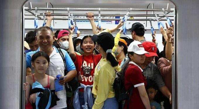 Thousands queue for HCMC’s first metro Thousands queue for HCMC’s first metro