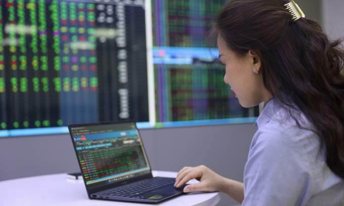 VN-Index edges higher as global stocks rise