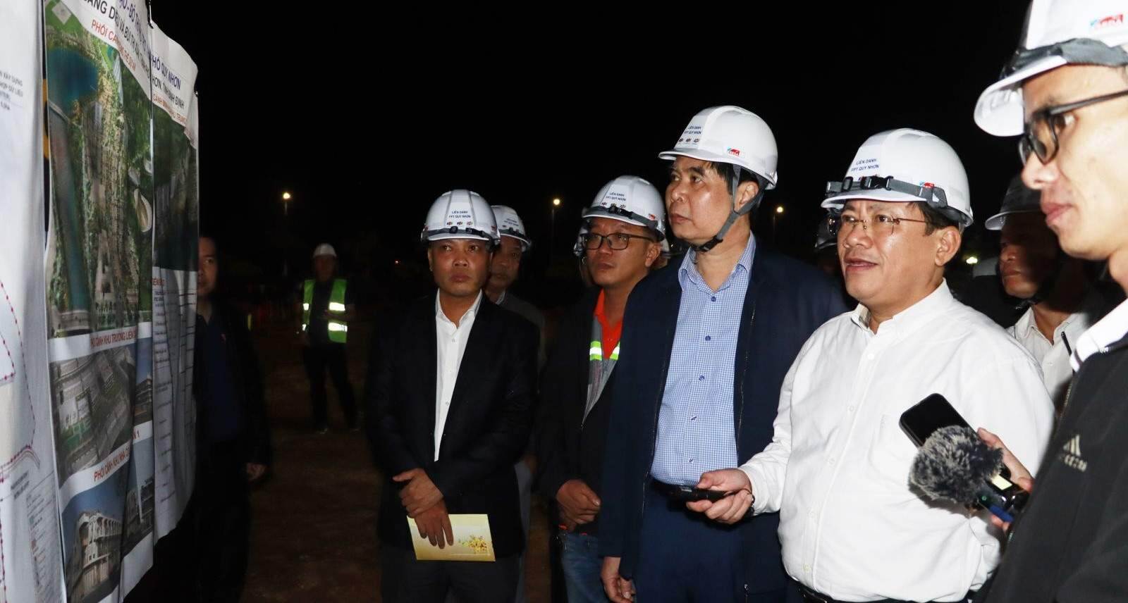 Chủ tịch Bình Định thị sát tiến độ thi công các công trình trọng điểm trong đêm