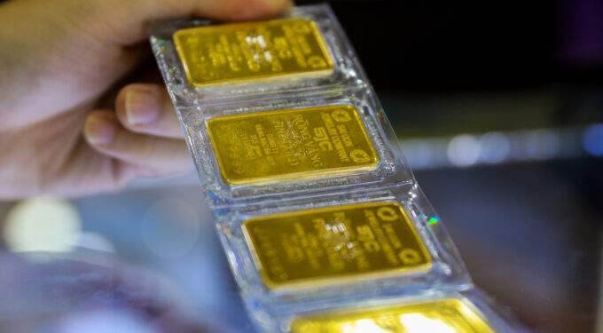 Gold price climbs to 4-week peak