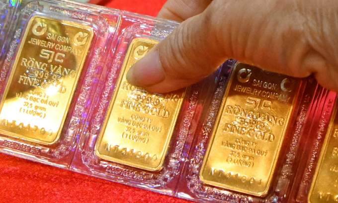 Gold prices gain as global rates hover near 1-month high
