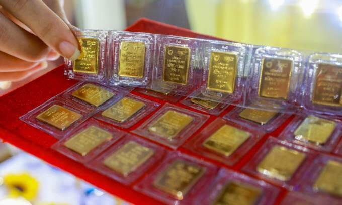 Gold prices plunge as global rates hold steady