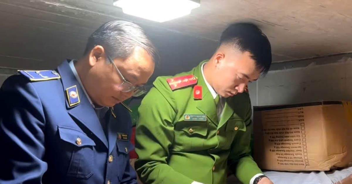 Hà Nội phát hiện gần 10 tấn sách bò, dạ dày bốc mùi hôi thối nhập bán Tết
