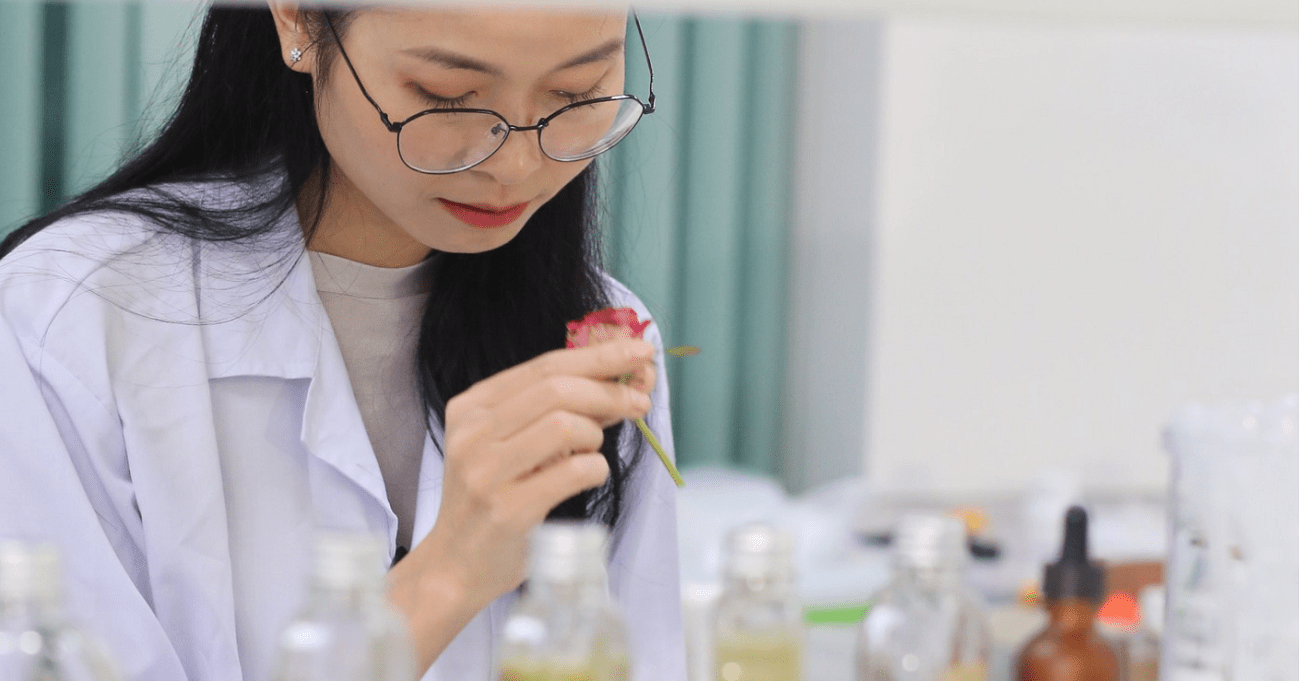 Nhẵn túi ngày đầu khởi nghiệp, nhà nghiên cứu ‘dư tiền’ nhờ mỹ phẩm nức mùi Tết