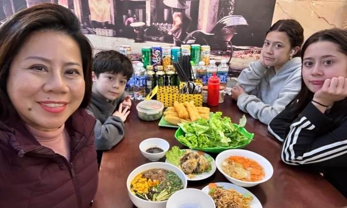 Overseas Vietnamese astonished by rising costs during visits home
