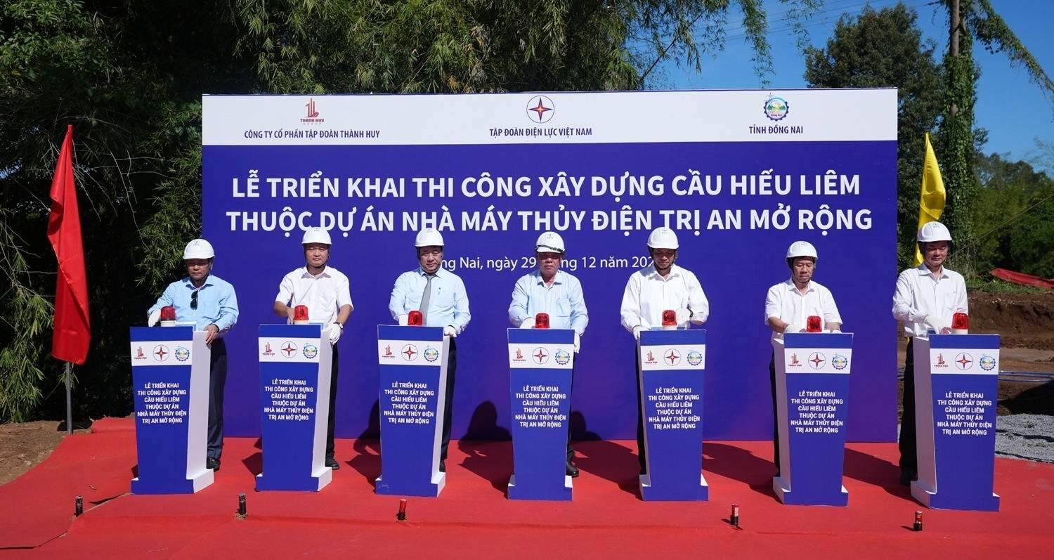 Xây cầu Hiếu Liêm thuộc dự án Nhà máy thủy điện Trị An mở rộng