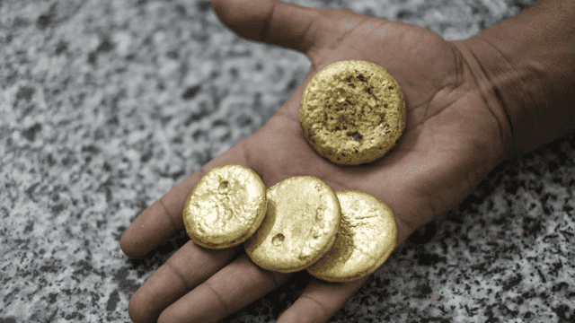 Vàng sụt giá mạnh vì đồng USD không ngừng leo thang