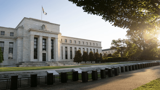Quan chức Fed lo lạm phát tăng sau khi ông Trump nhậm chức
