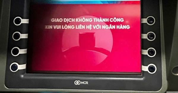Dân TP.HCM ‘toát mồ hôi’ khi rút tiền ở trụ ATM mùng 1 Tết
