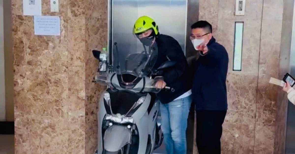 Xe máy ‘đi thang máy’, cất trong căn hộ