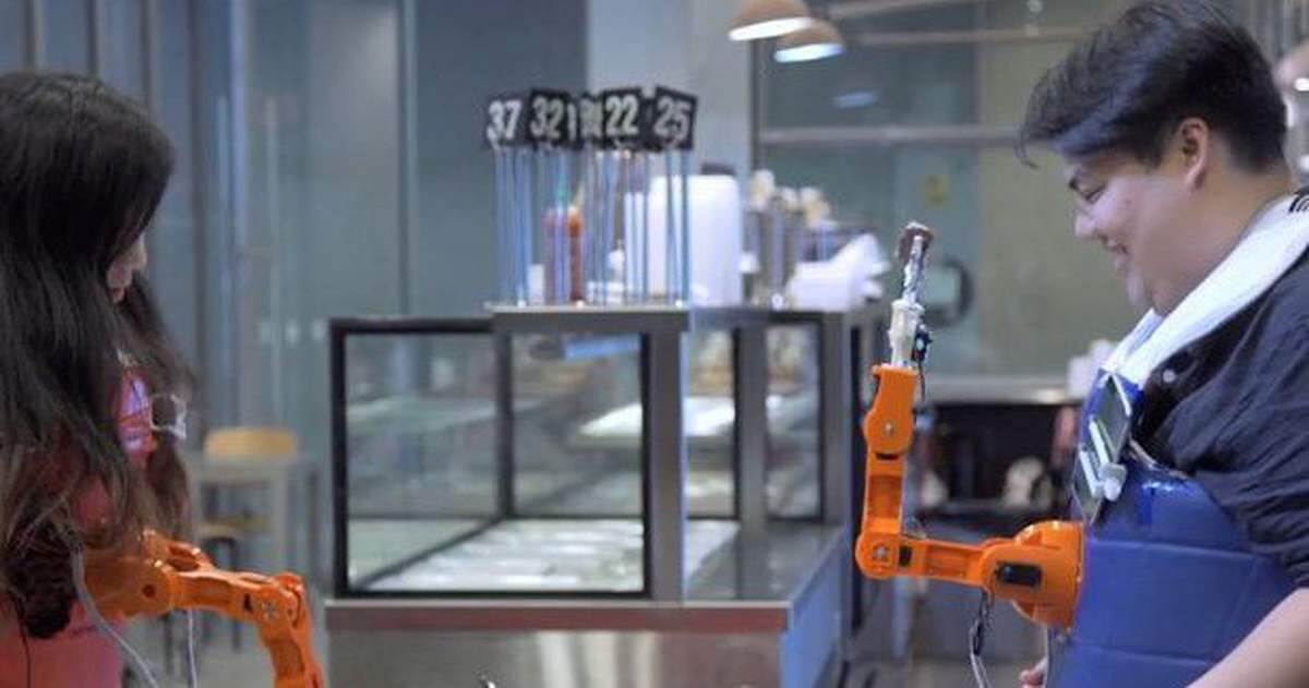 Độc đáo cánh tay robot đút thức ăn cho người