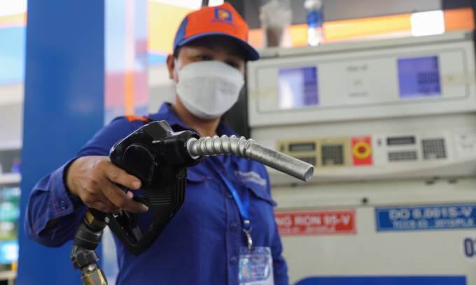 Gasoline price jumps to 6-month high Gasoline price jumps to 6-month high