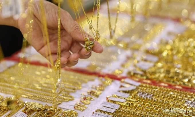 Gold prices rise while global rates hold steady