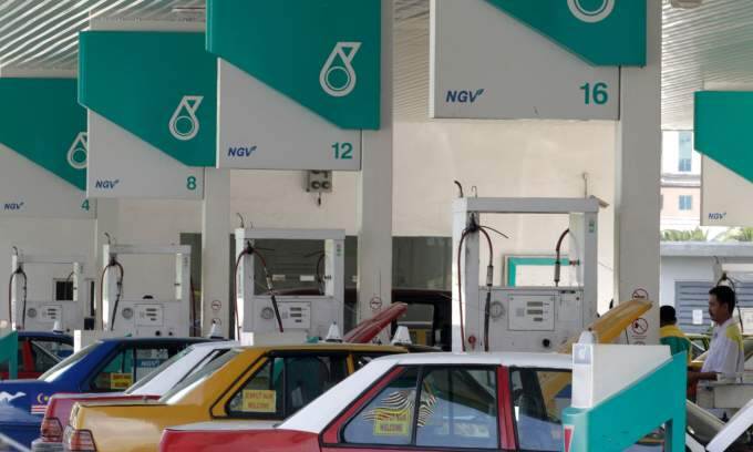 Malaysians seek penalties for foreigners buying subsidized fuel after viral Singapore-registered car incident