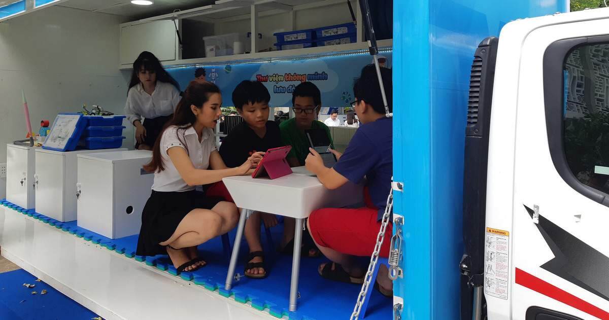 Ra mắt thư viện thông minh lưu động Ra mắt thư viện thông minh lưu động