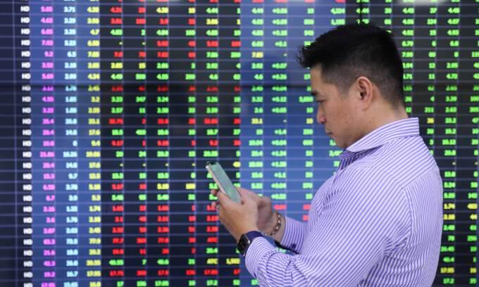 Stocks close week in green