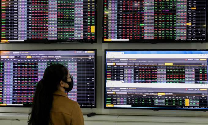 Stocks start week in red