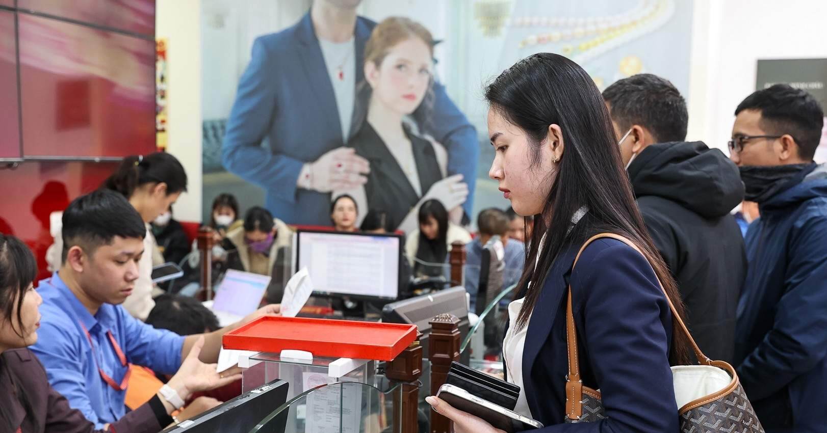 Xếp hàng mua vàng ngày thần tài ở Hà Nội nhưng tiệm chỉ bán 5 chỉ