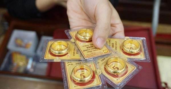 Chỉ trong một ngày, người mua vàng nhẫn tròn trơn lỗ bao nhiêu?