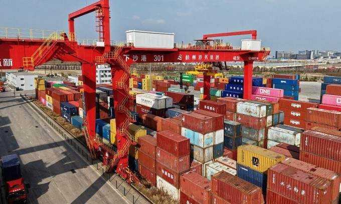 China hits back at US imports as Trump’s fresh tariffs take effect China hits back at US imports as Trump’s fresh tariffs take effect