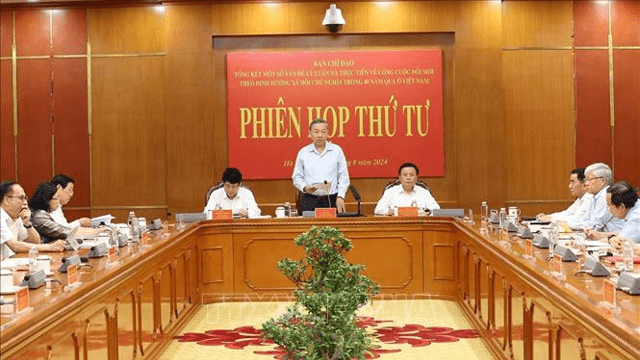 Bộ Chính trị chỉ đạo sớm trình chủ trương sáp nhập một số tỉnh, tạm dừng Đại hội đảng cấp huyện, xã