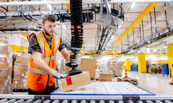 Can you name the US company with the highest number of approved H-1B visa workers?