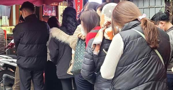 “Cò mồi” chực chờ bên ngoài tiệm vàng chờ mua lại