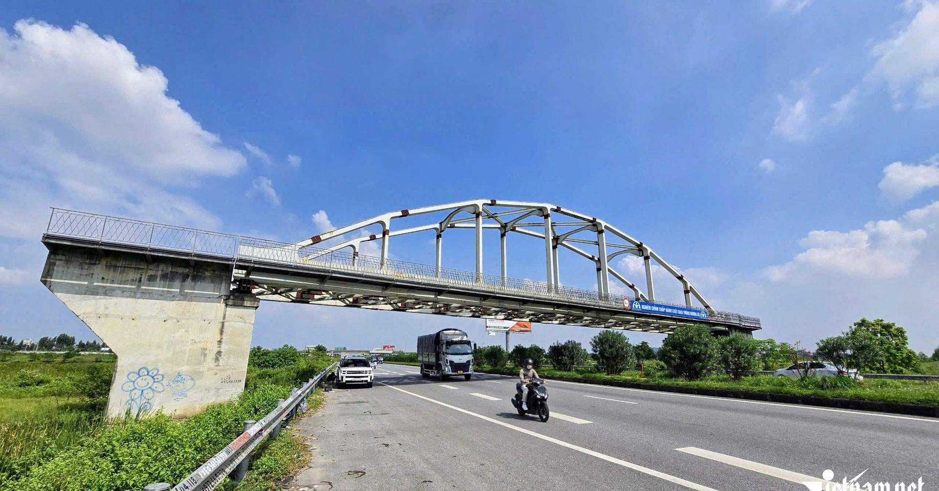Đường sắt 7.665 tỷ ‘ngủ đông’ suốt 20 năm, cần thêm 700 tỷ để ‘hồi sinh’? Đường sắt 7.665 tỷ ‘ngủ đông’ suốt 20 năm, cần thêm 700 tỷ để ‘hồi sinh’?